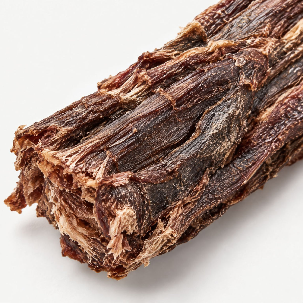 Nahaufnahme Büffel-Fleisch – naturbelassene Fleischfasern eines getrockneten Streifens