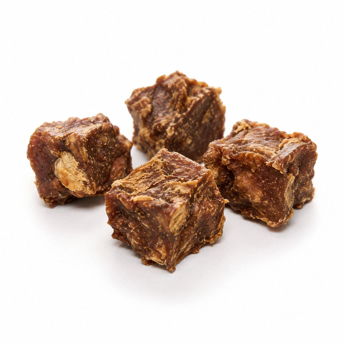 Nahaufnahme Fasan-Fleisch-Würfel – getrocknete Würfel aus Fasanfleisch für Hunde