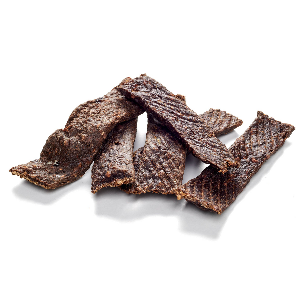 Känguru-Fleischstreifen – getrocknete Hundesnacks aus 100 % Kängurufleisch, Freisteller auf Weiß