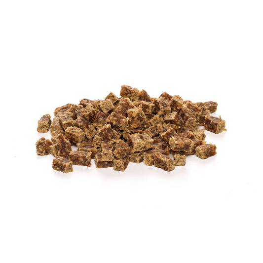 Kaninchen-Fleisch-Würfel soft – weiche Monoprotein-Leckerli aus 99 % Kaninchen, Freisteller auf Weiß