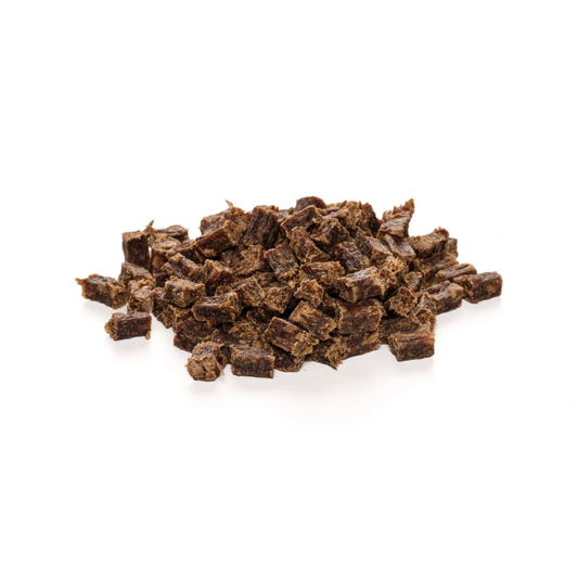 Lamm-Fleisch-Würfel Soft – weiche Monoprotein-Leckerli aus 99 % Lamm für Hunde, Freisteller auf Weiß